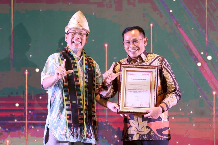 Kepala Dinas Kominfo Provinsi Jawa Timur, Hudiyono mewakili Ibu Gubernur Jawa Timur saat menerima penghargaan Gubernur Terpopuler di Media Online 2021 versi Indonesia DEI & ESG Awards (IDEAS) 2022/Ist