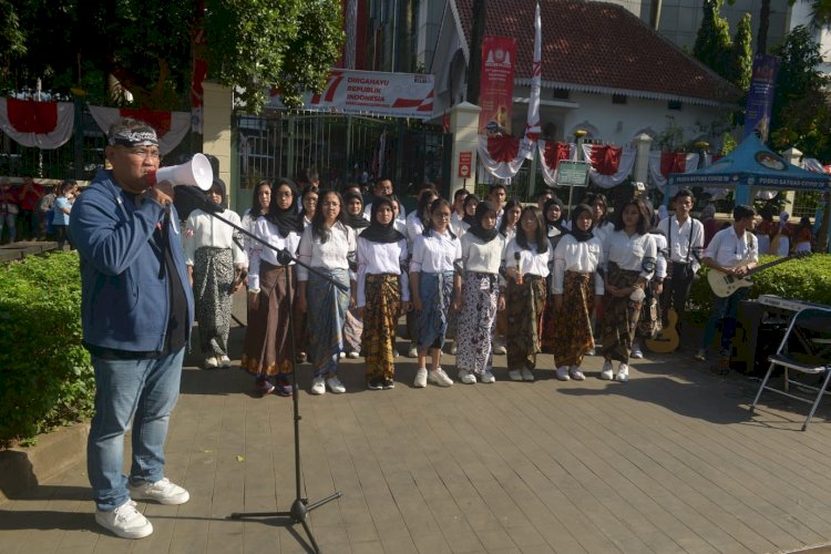 Ketum JMSI Teguh Santosa membacakan naskah proklamasi kemerdekaan di arena Car Free Day (CFD) di Jalan Jenderal Sudirman, Jakarta Pusat, Minggu pagi (14/8)/Ist