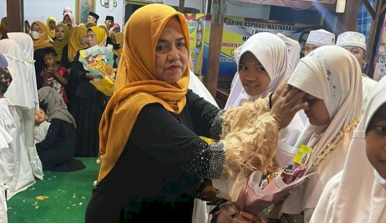 Anggota DPRD Kabupaten Probolinggo, Suratmi saat menyantuni anak yatim-piatu/RMOLJatim 