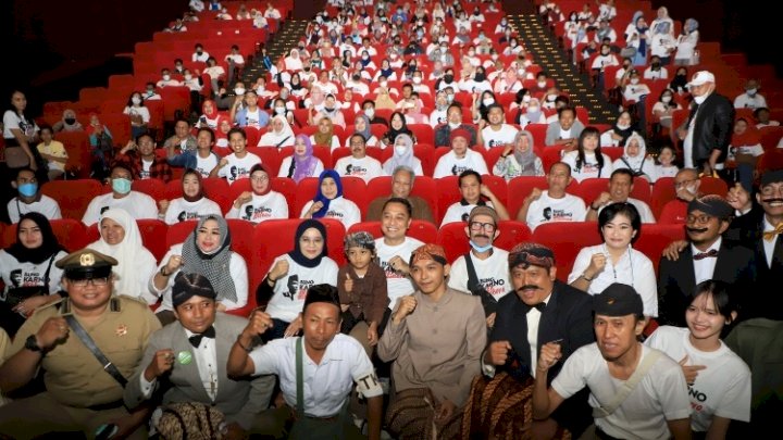 Wali Kota Eri Nobar Film Koesno/Ist