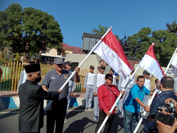 Bupati Bondowoso saat bagikan bendera merah putih secara simbolis/RMOLJatim 