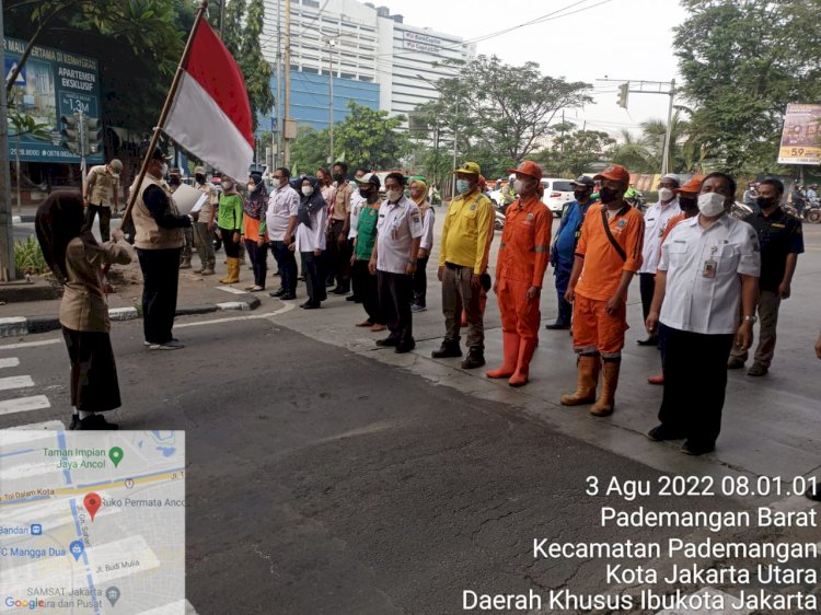 Relawan Komunitas Kolaborasi saat membaca Teks Proklamasi pada 50 titik jalan utama di wilayah Jakarta/Ist