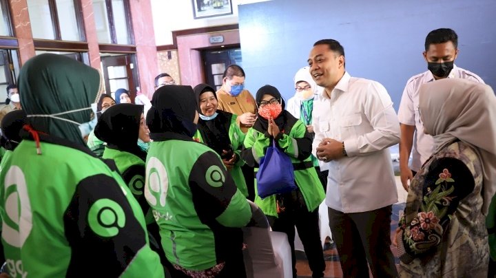 Wali Kota Eri bersama pengemudi ojol/RMOLJatim