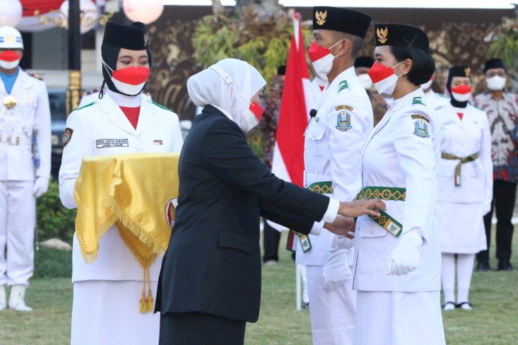 Gubernur Khofifah Indar Parawansa saat mengukuhkan 76 orang anggota Paskibraka Provinsi Jatim Tahun 2022, di Halaman Gedung Negara Grahadi Surabaya, Selasa (16/8)/Ist