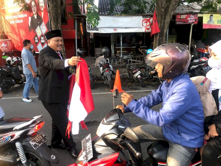 PDIP Gresik saat membagikan bendera merah putih di jalan raya/RMOLJatim