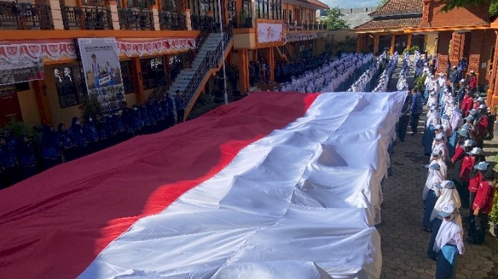 pembetangan bendera raksasa