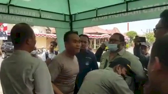 Kasatlantas Polres Madiun kota AKP Dwi Jatmiko ketika maraha marah kepada awak.media di halaman Polres Madiun kota gegara istrinya kepgang pantat saat wartawan jatuh liputan.