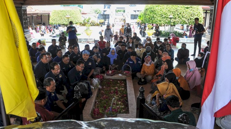 Pengurus NasDem Jatim saat ziarah ke Makam Bung Karno 