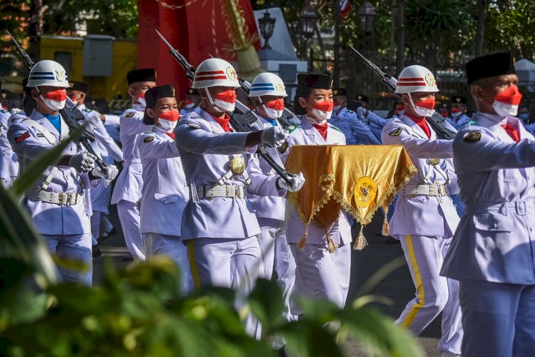 Ruth Mulyawan membawa baki bendera upacara HUT ke - 77 RI di Balai Kota Surabaya/ist