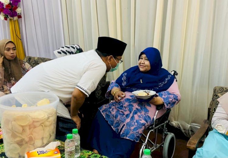 Anwar Sadad, Ketua Partai Gerindra Jatim tampak akrab bersama Hj Makkiyah semasa hidup, seorang Ulama perempuan asal Situbondo Jawa Timur/ist