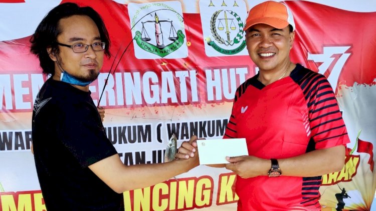 Kajari Tanjung Perak I Ketut Kasna Dedi, SH, MH saat menyerahkan hadiah lomba kepada pemenang lomba mancing kemerdekaan/RMOLJatim