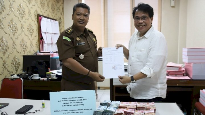 Kasi Pidsus Kejari Surabaya, Ari Prasetya Pantja Atmaja saat menerima penyerahan uang denda dan uang pengganti dari penasihat hukum terdakwa kasus korupsi pengadaan floating dock/Ist 