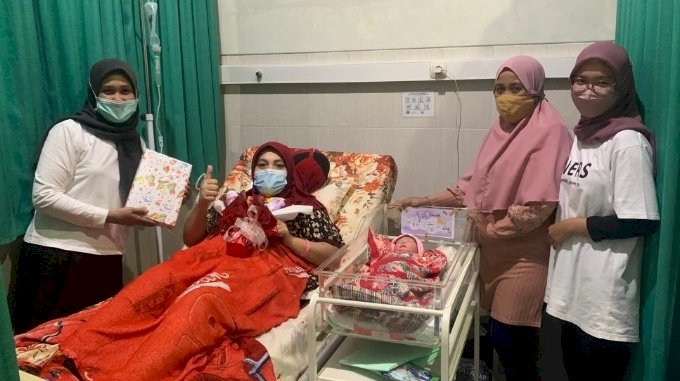 Pasien ibu melahirkan tepat di HUT Kemerdekaan RI di RSNU Banyuwangi diberi suvenir/ist