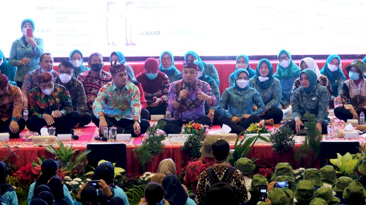 Wali Kota Surabaya Eri Cahyadi bersama Ketua TP PKK, Rini Indriyani Ngobras/RMOLJatim
