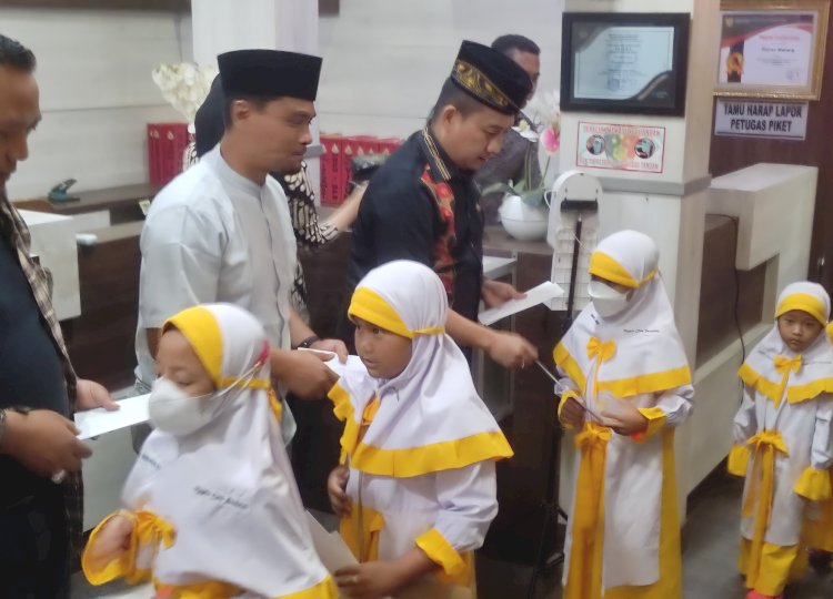 Kasat Reskrim Polres Malang, AKP Donny K. Bara’langi bersama para jurnalis saat memberikan santunan kepada anak yatim/RMOLJatim