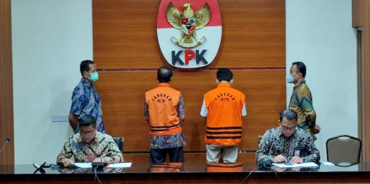 Deputi Bidang Penindakan dan Eksekusi Komisi Pemberantasan Korupsi (KPK), Karyoto (duduk kiri) saat mengumumkan tersangka/RMOL