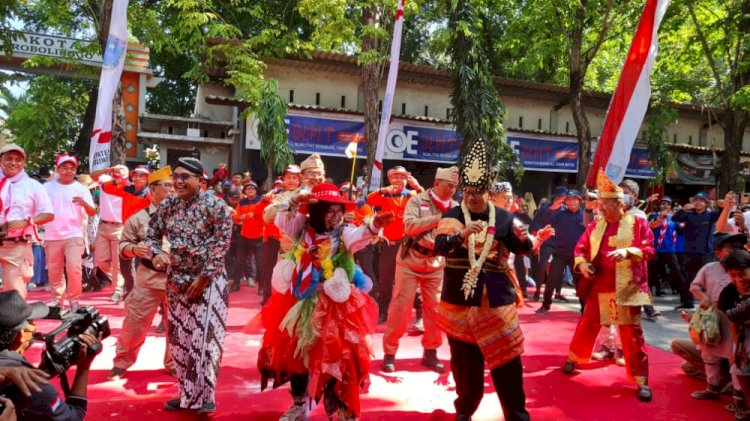 Plt Bupati Probolinggo Timbul Prihanjoko saat ikut joget bersama di pawai budaya/RMOLJatim