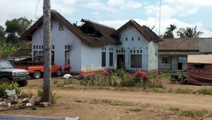 Rumah guru yang dirusak saat kerusuhan/Ist