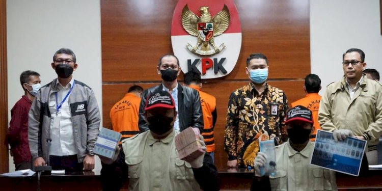 Penyidik KPK saat memperlihatkan barang bukti tangkap tangan rektor Unila/Net