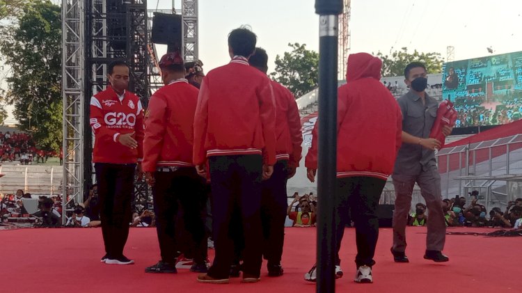 Jokowi bersama relawan Sapulidi/RMOLJatim 