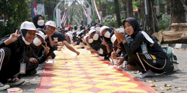 Ribuan mahasiswa baru UNS sukses torehkan rekor MURI/Ist