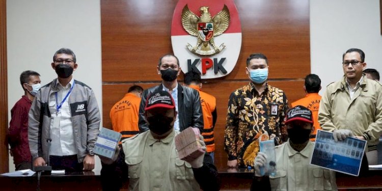 Komisi Pemberantasan Korupsi (KPK) saat membeberkan barang bukti penangkapan Rektor Unila/Net