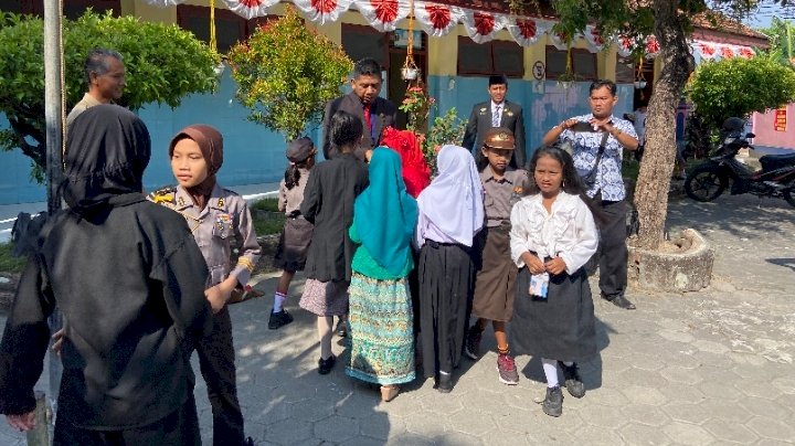 Siswa di SDN Sragi bersalaman dengan 3 anggota dewan