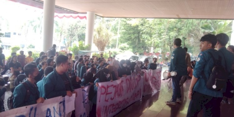 Aksi mahasiswa di depan Gedung Rektorat Unila/RMOLLampung