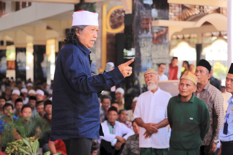 Emha Ainun Nadjib atau Cak Nun saat menyapa para Warga Binaan Pemasyarakatan (WBP) Lapas Kelas I Surabaya di Porong di Sidoarjo/Ist   