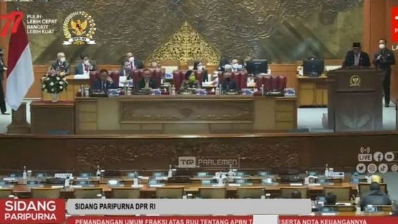  Jurubicara Fraksi PDIP Abidin Fikri saat memberikan pandangan sekaligus mendoakan Puan Maharani jadi presiden/Net