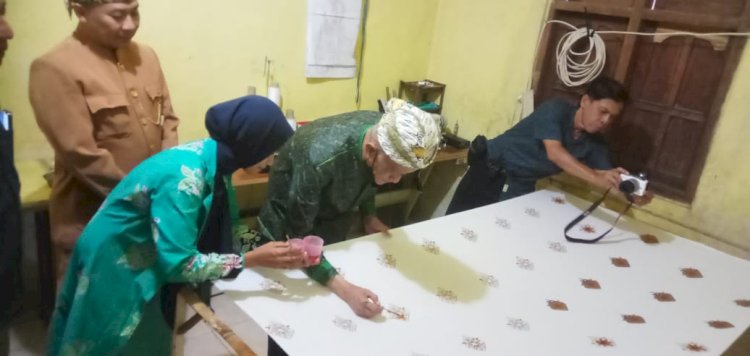 Bupati Salwa (tengah) saat mencoba membatik/RMOLJatim 