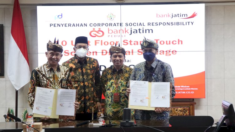 Direktur Komersial & Korporasi Bank Jatim Edi Masrianto menyerahkan CSR kepada Bupati Sidoarjo H Ahmad Muhdlor Ali/RMOLJatim