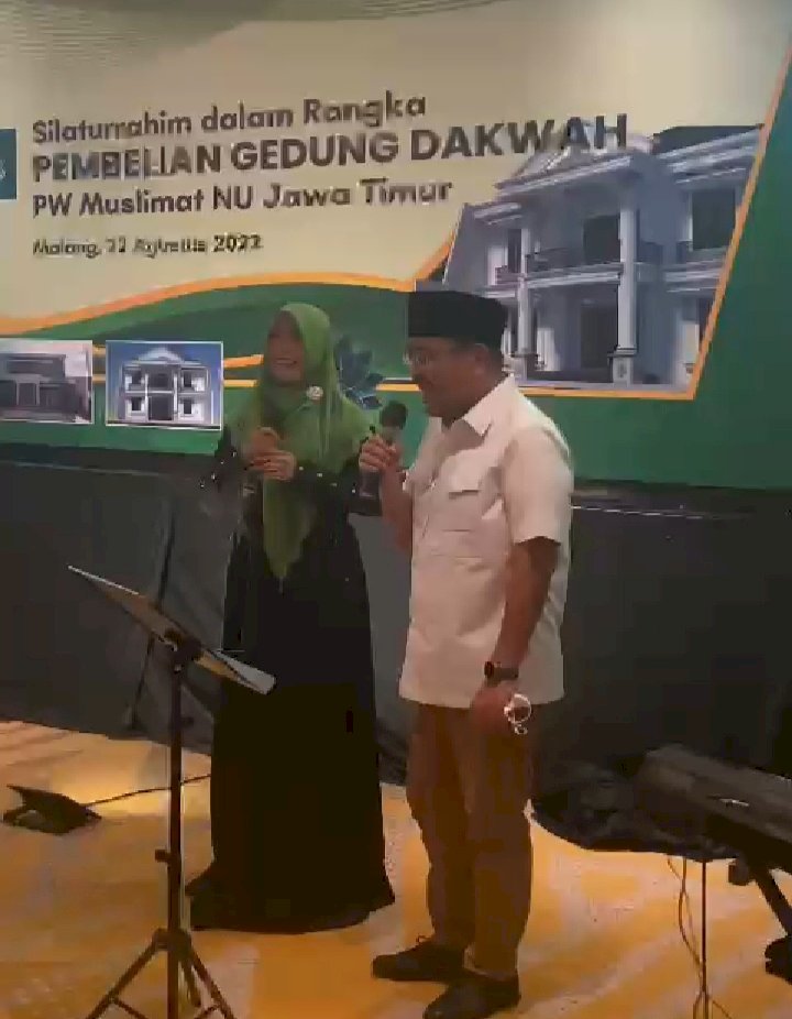 Wakil ketua DPRD Jatim Anwar Sadad saat bernyanyi di hadapan kader muslimat/repro