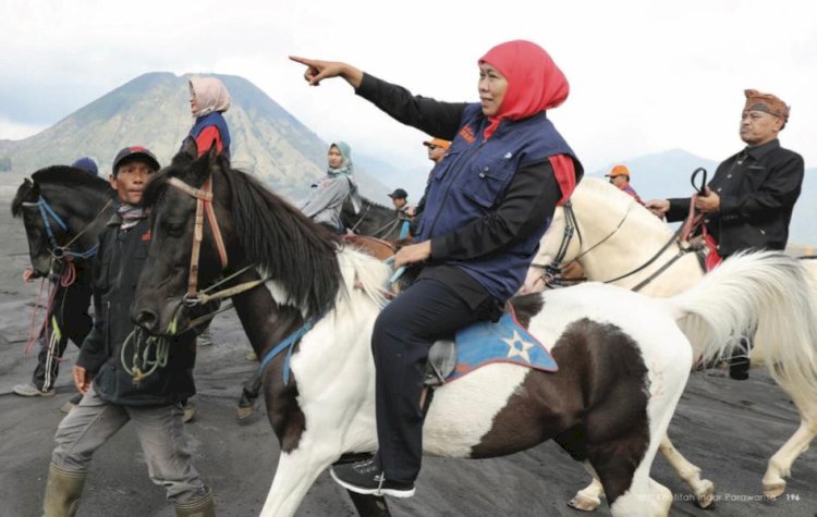 Gubernur Khofifah naik kuda di Kawah Ijen/Ist