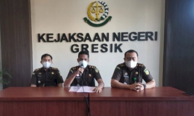 Kasi Pidsus Kejari Gresik Alifin N Wanda didampingi Kasi Intel Deni Niswansyah/RMOLJatim
