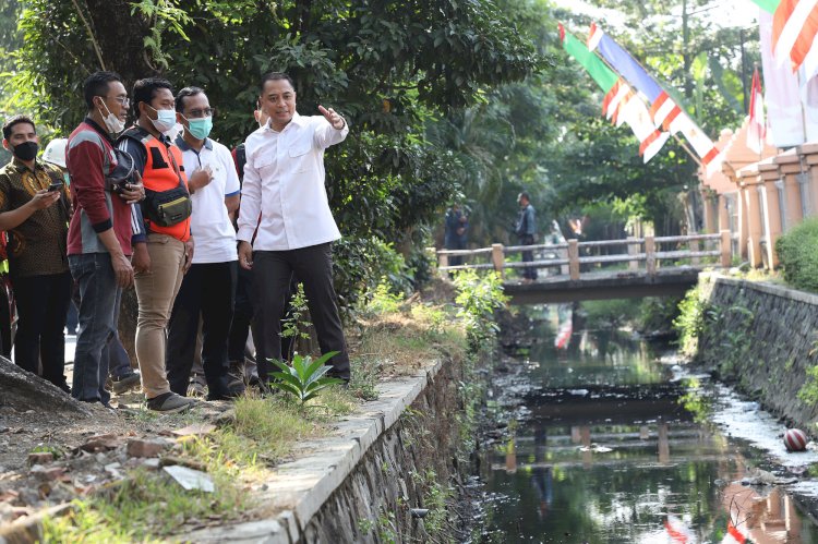 Wali Kota Eri tinjau saluran di Jalan Menanggal/RMOLJatim