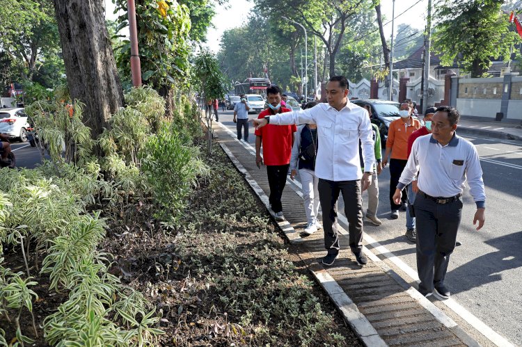 Wali Kota Eri Cahyadi melakukan pengecekan penataan taman tengah kota/RMOLJatim