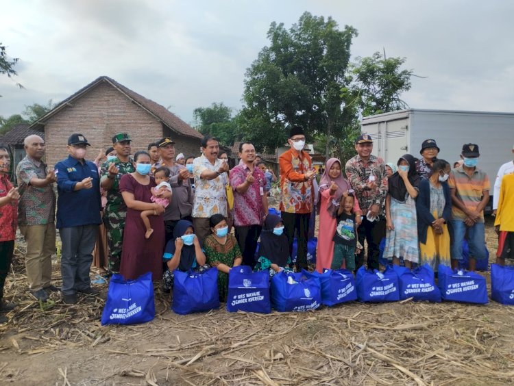 Wakil Bupati Jember KH Muhamad Firjaun Barlaman bersama sejumlah Kepala OPD saat meninjau lokasi TPA Pakusari/RMOLJatim