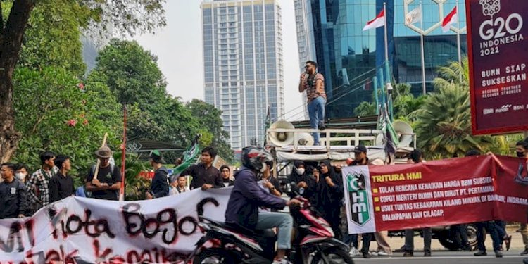 Aksi Badko HMI di depan kantor Kementerian BUMN, Jumat (26/8)/RMOL