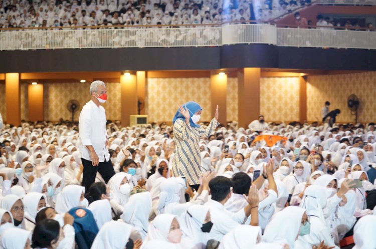 Gubernur Khofifah di tengah para mahasiswa baru Unair Surabaya/Ist