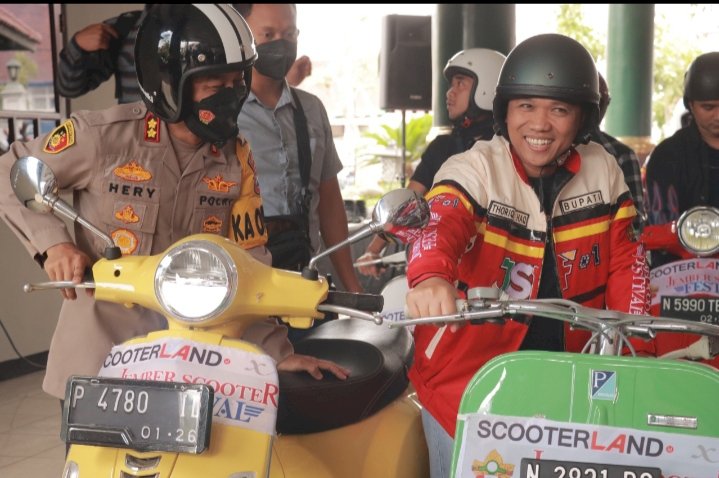 Bupati Jember Hendy Siswanto, Bupati Lumajang,Troriqul Haq Kapolres Jember AKBP Hery Purnomo dan Dandim 0824/Jember Letkol infanteri Batara C Pangaribuan, saat pemberangkatan peserta Jember scooter festival 2022/RMOLJatim