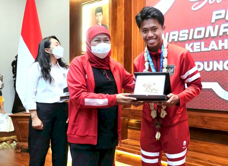 Gubernur Jawa Timur Khofifah Indar Parawansa secara khusus mengundang pemain timnas Indonesia U-16 asal Jatim ke Gedung Negara Grahadi, Sabtu  (27/8) petang. 