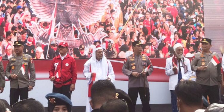 Ulama kharismatik, Habib Luthfi bin Yahya saat di atas panggung bersama Kapolri Jenderal Listyo Sigit Prabowo/Net