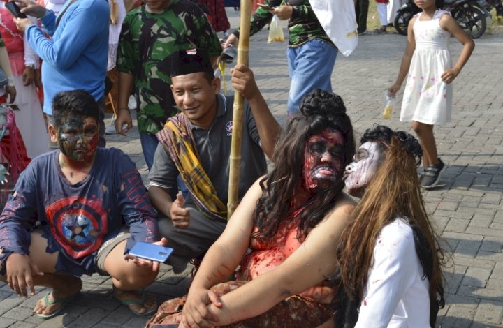 Hantu jadi-jadian kuntilanak dan genderuwo muncul di Karnaval Warga Perum Green River Park, Boteng Gresik/RMOLJatim