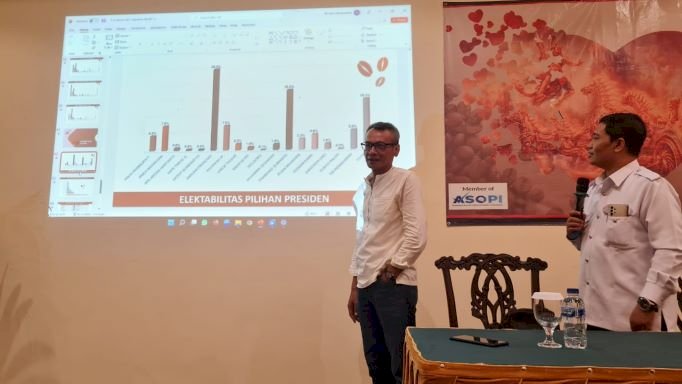 Peneliti SSC Mochtar W Oetomo saat memberikan pemaparan hasil survei/ist