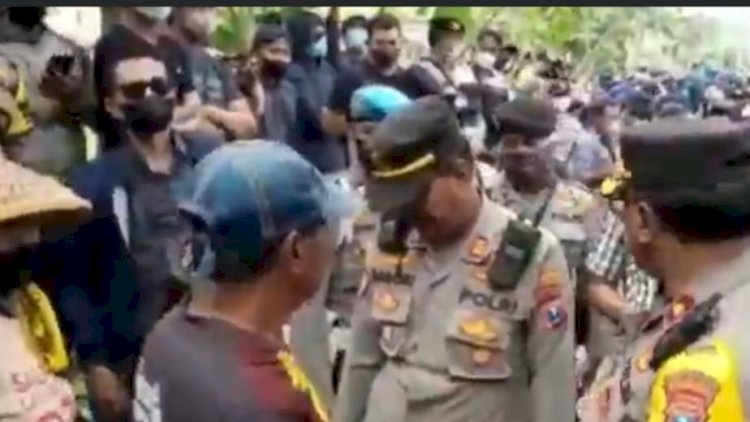 Seratusan warga saat menghalau tim dari PT BSI yang hendak melakukan aktivitas terkait pertambangan emas di Gunung Salakan mendapat pengawalan aparat/repro