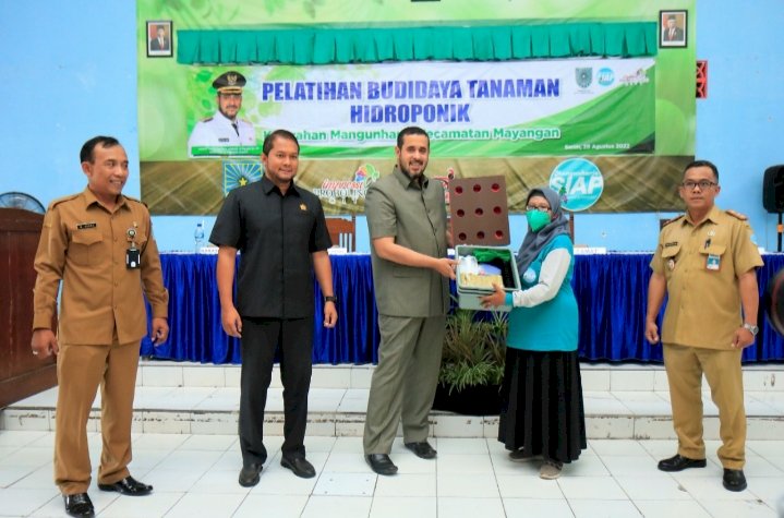 Wali Kota Probolinggo beserta Wakil Ketua II DPRD Kota Probolinggo Fernanda Zulkarnain dan Pejabat Pemkot Probolinggo Saat Pelatihan Hidroponik/RMOLJatim