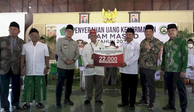 Bank Jatim dan BPJS Ketenagakerjaan menyerahkan bantuan kepada Imam Masjid se-Jawa Timur sebanyak 22.000 orang/Ist