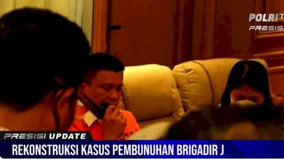 Adegan Ferdy Sambo saat bersama istrinya Putri Candrawathi di rumah pribadinya di Jalan Saguling III, Jakarta Selatan/Repro