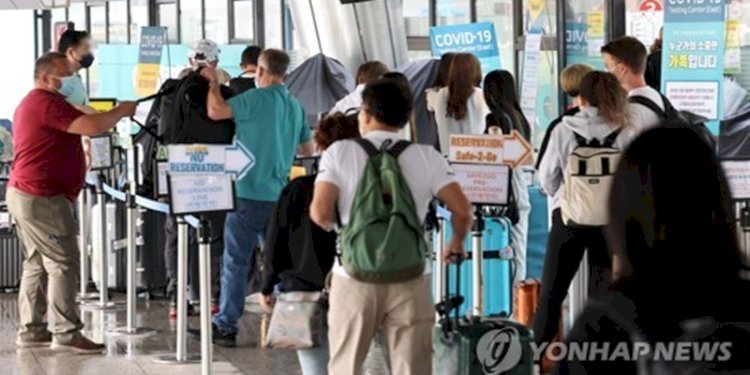 Pelancong yang datang dari luar negeri mengantre untuk mengikuti tes virus corona di stasiun pengujian di Bandara Internasional Incheon, sebelah barat Seoul, pada 30 Agustus 2022/Foto: Yonhap